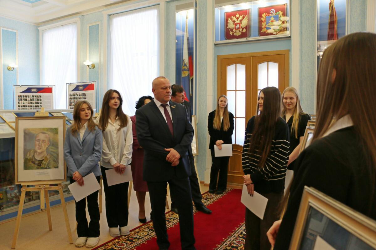 Выставка портретов военнослужащих-участников СВО открылась в  Брянской областной Думе