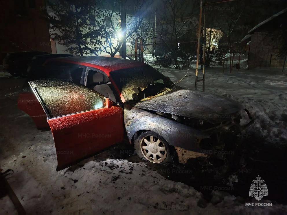 Машину потушили спасатели ранним утром в Сураже