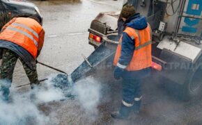 Дорожники латают ямы на дорогах в Брянске