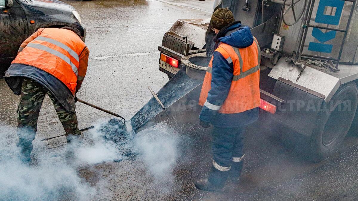 Дорожники латают ямы на дорогах в Брянске