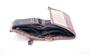 Кражу денег из кошелька на автомойке раскрыли полицейские в Брянске