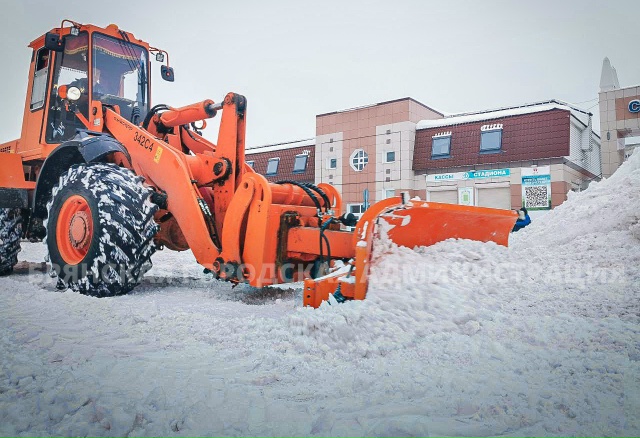 130 кубометров песко-соляной смеси высыпали дорожники в Брянске за сутки