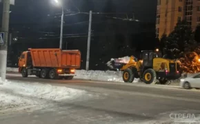 В Брянске 35 спецмашин всю ночь убирали снег с улицы
