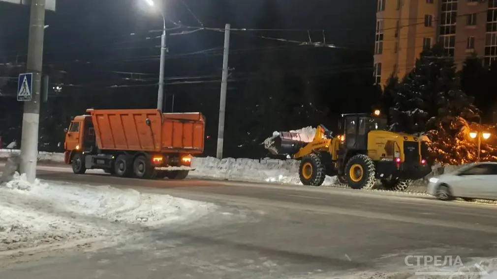 В Брянске 35 спецмашин всю ночь убирали снег с улицы