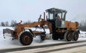 Почти 1,5 тысяч километров брянских трасс обработали от гололёда за сутки
