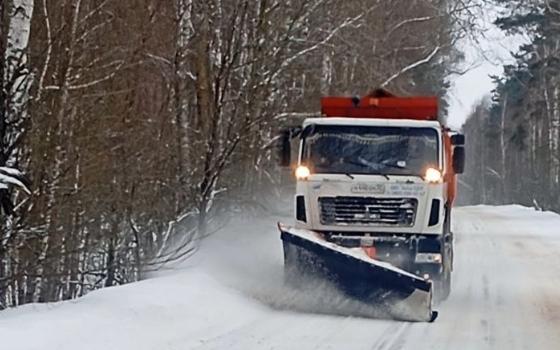 Автомобиль «КАМАЗ» повредили дроны в посёлке Суземка