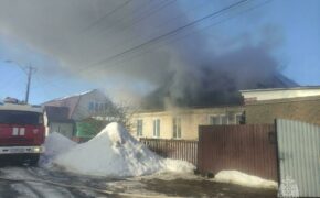 Жилой дом потушили спасатели в Брянска в субботу