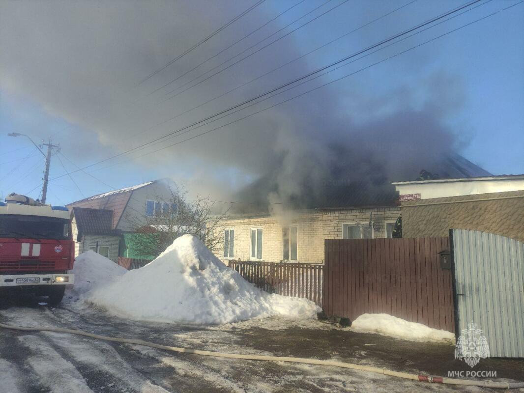 Жилой дом потушили спасатели в Брянска в субботу