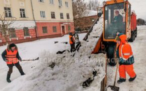 68 единиц техники убирают снег в Брянске во вторник