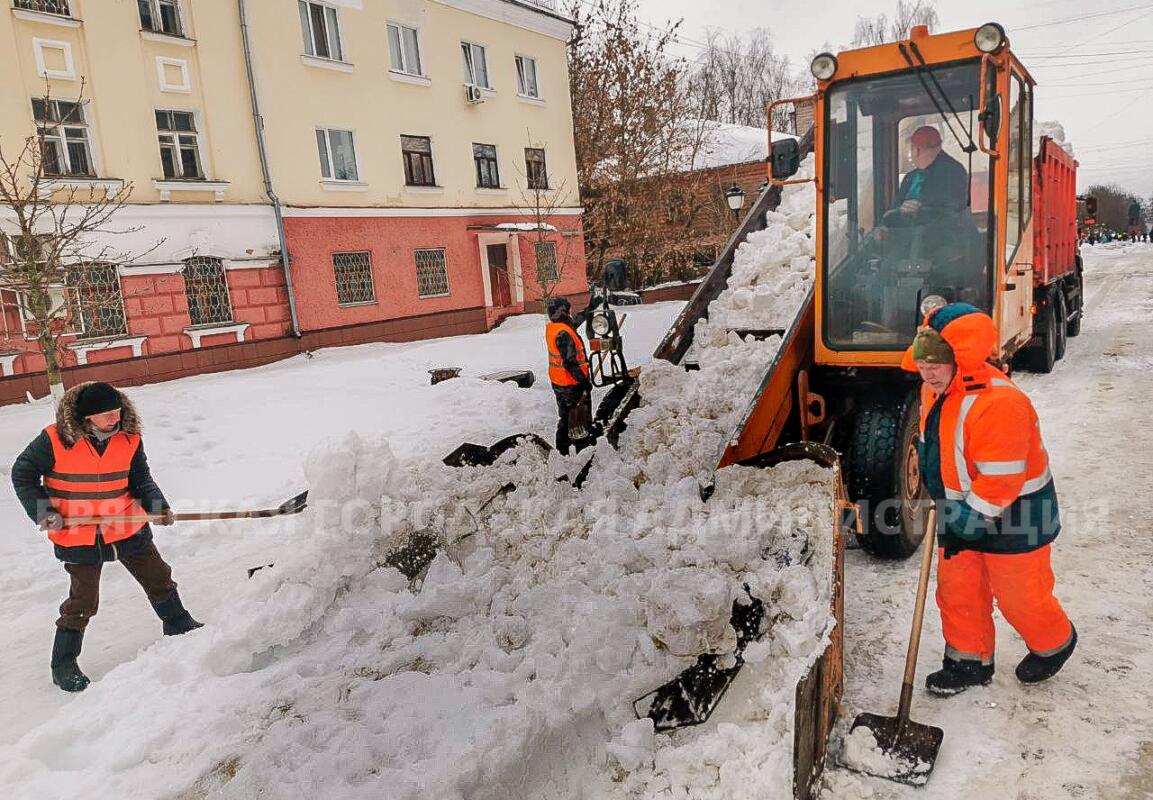 68 единиц техники убирают снег в Брянске во вторник