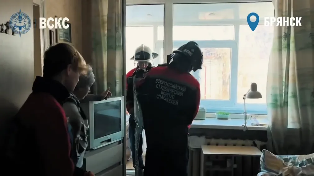 Студенты-спасатели помогли восстанавить повреждённые при ракетном ударе дома в Брянске