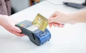 Жительницу Брянска подозревают в краже денег с банковской карты пенсионера