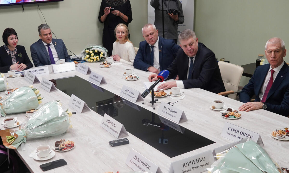 Брянский губернатор поздравил матерей и вдов защитников Отечества