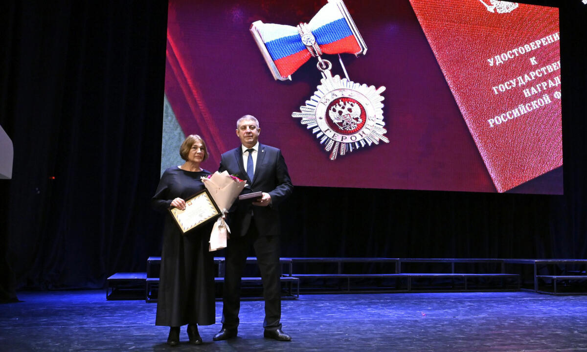 Брянский губернатор поздравил женщин с Международным женским днём