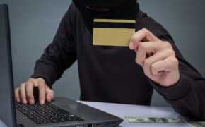 Дистанционные мошенники обманули 15 брянцев на прошлой неделе