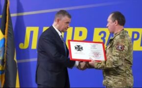 Командир «БАРС-Брянск» наградил депутата Госдумы высшим отличительным знаком бригады