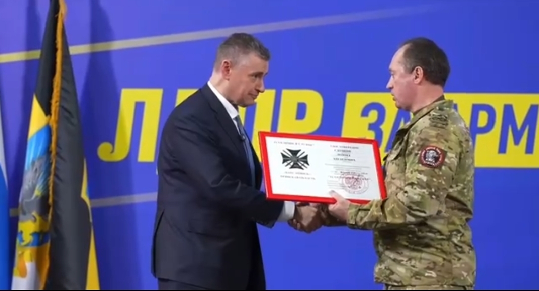 Командир «БАРС-Брянск» наградил депутата Госдумы высшим отличительным знаком бригады