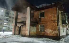 Четырёх человек спасли пожарные из горящей пристройки в Брянске