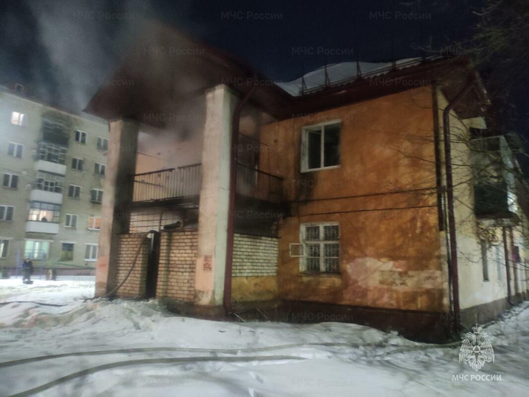 Четырёх человек спасли пожарные из горящей пристройки в Брянске