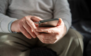 Хищение телефона раскрыли полицейские в Брянске