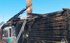 Спасатели больше часа тушили крышу дома в Белых Берегах