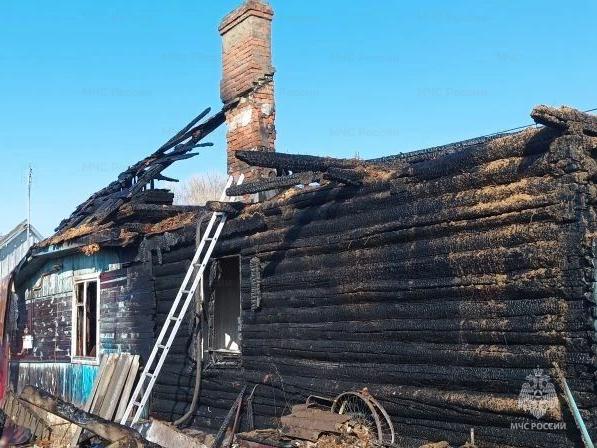 Спасатели больше часа тушили крышу дома в Белых Берегах