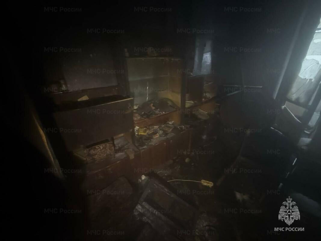 Пожарные спасли человека из горящей квартиры в Брянске