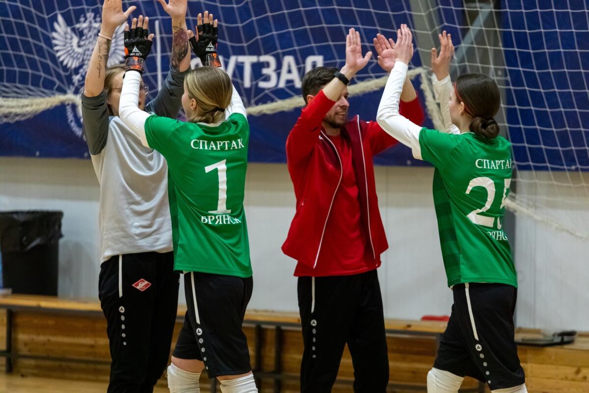 Брянские футболистки стали серебряными призёрами первенства России