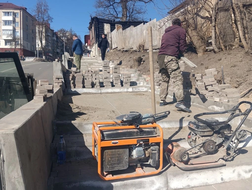 Подрядчик восстанавливает тротуарную плитку на улице Горького в Брянске