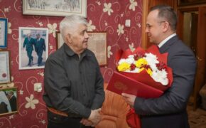 Глава Советского района Брянска поздравил с днём рождения первого губернатора региона