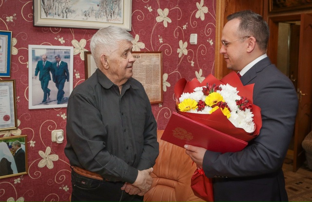 Глава Советского района Брянска поздравил с днём рождения первого губернатора региона