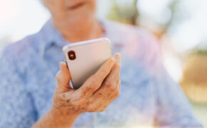 Пенсионерку из Брянска подозревают в краже смартфона в поликлинике