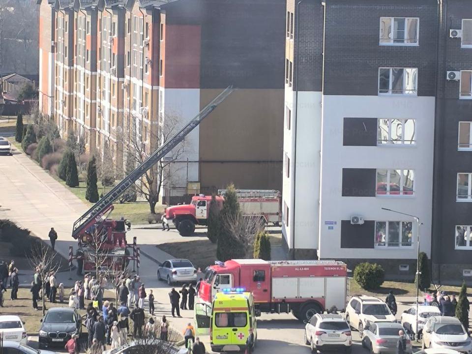 63 человека спасли пожарные из горящего дома в Брянском районе