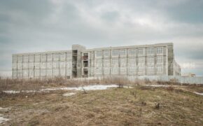 В здании новой школы на улице Амосова в Брянске почти готова крыша