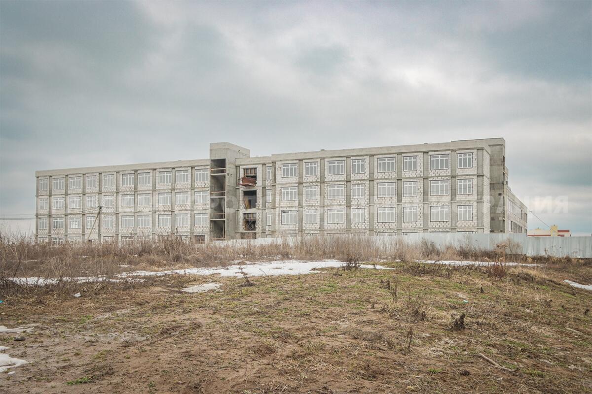 В здании новой школы на улице Амосова в Брянске почти готова крыша