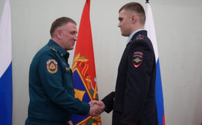 Брянский полицейский награжден медалью МЧС России за спасение женщины