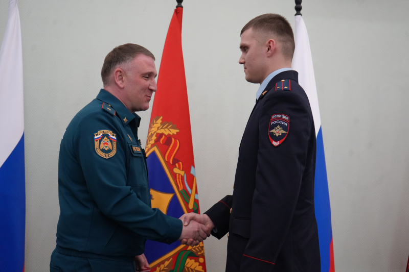 Брянский полицейский награжден медалью МЧС России за спасение женщины