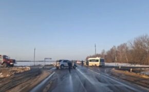 Два человека пострадали при столкновении автобуса и машины на брянской трассе
