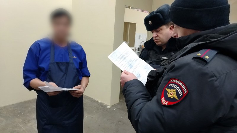 Незаконно трудившихся на хлебозаводе 25 мигрантов оштрафовали полицейские в Брянске