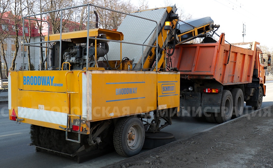 «Бродвеи» собирают песок с дорог в Брянске