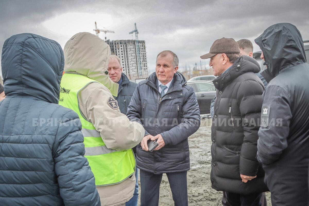 Мэр Брянска проверил ход строительства нового детского сада