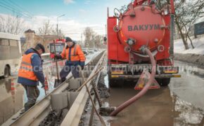 Коммунальщики чистят ливневые канализации в Брянске