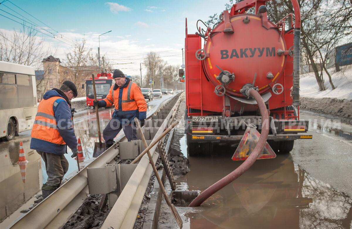 Коммунальщики чистят ливневые канализации в Брянске