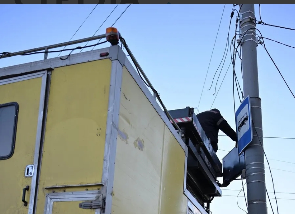 Монтёры всю ночь восстанавливали контактную сеть троллейбусов в Брянске