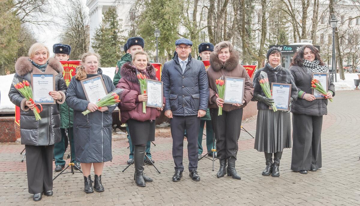 Праздничная акция прошла в сквере в Брянске
