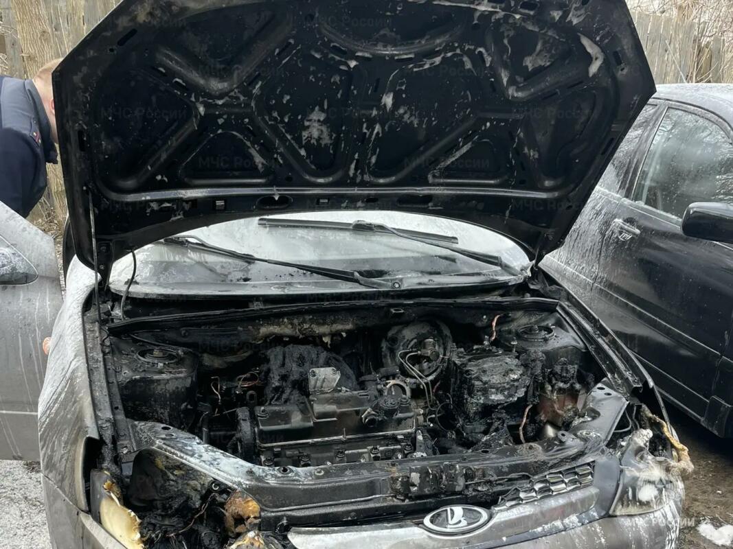 Спасатели потушили автомобиль в Брянске накануне