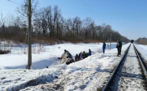 Иномарка столкнулась с тепловозом в Клинцовском районе накануне