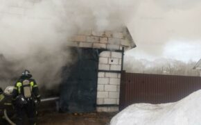 Три автоцистерны потушили гараж в Дятьково