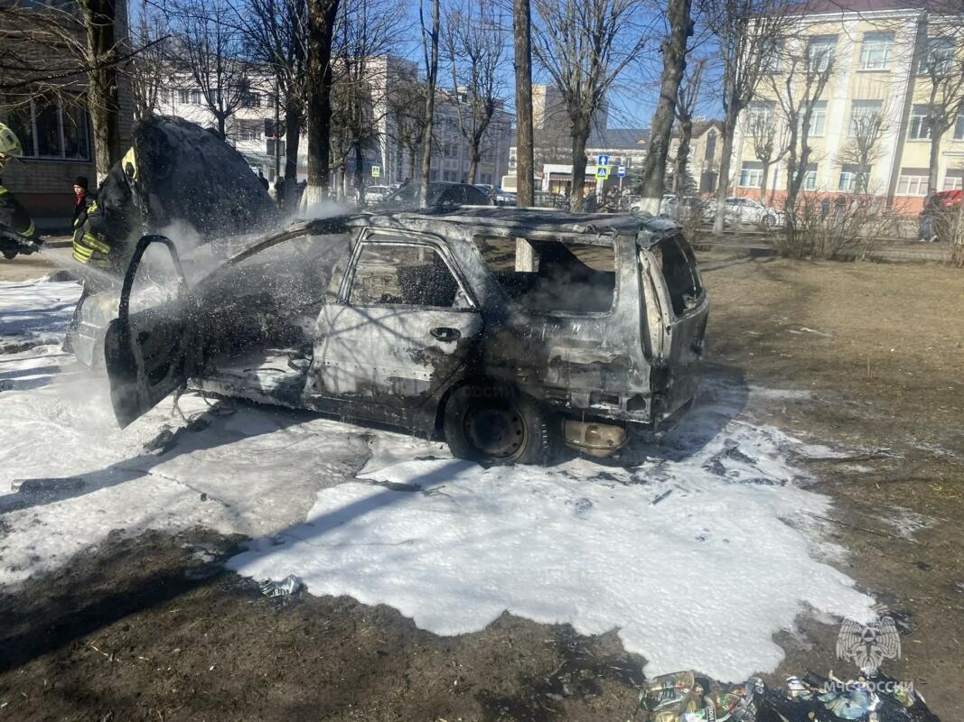 Два пожарные автоцистерны потушили машину в Клинцах накануне