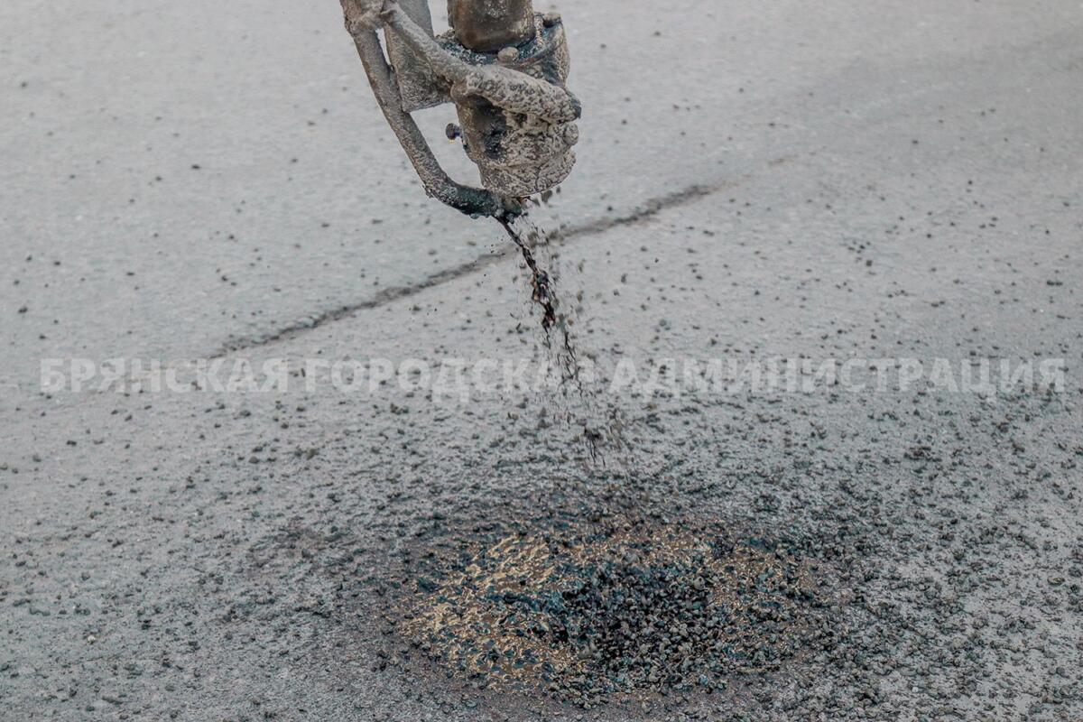 Установка «Белта» ремонтирует дороги в Брянске